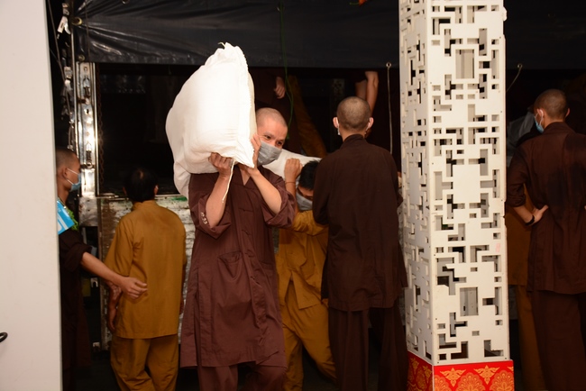 Chùa Hoằng Pháp: Tiếp tục hỗ trợ người dân khó khăn trong đại dịch Covid (đợt 8)